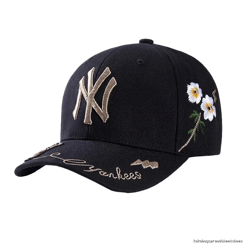 Embroidered style black cap of the MLB Yankees team.