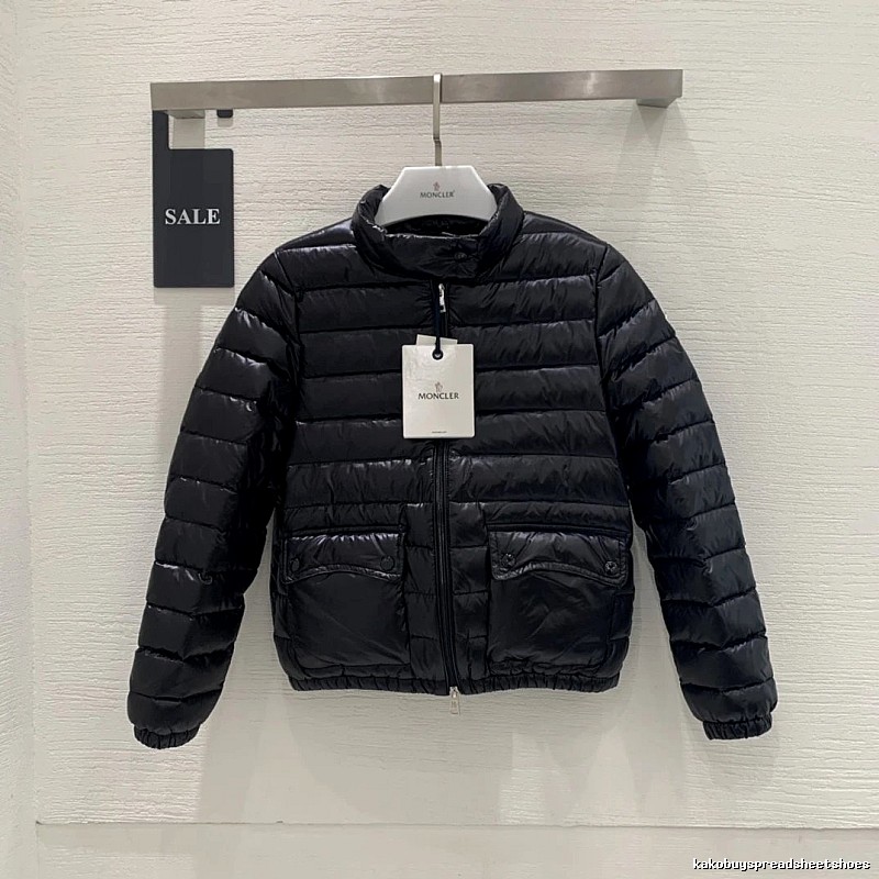 Hooded Puffer Jacket for Outdoor Errands in Moncler Style