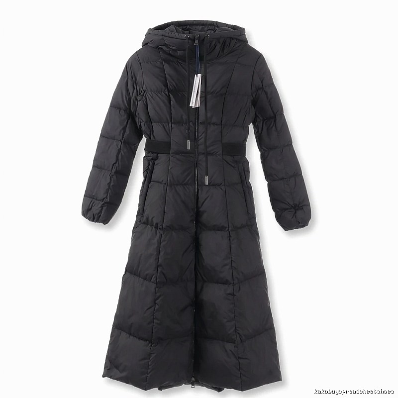 Long black down jacket of Moncler