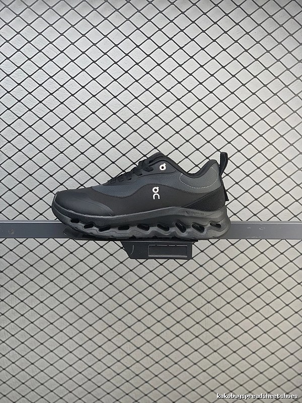On Cloud Runners, Black and Technical Side Panels