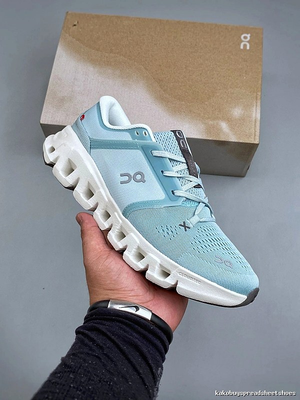 On Cloud Runners, Technical Side Panels in Aqua