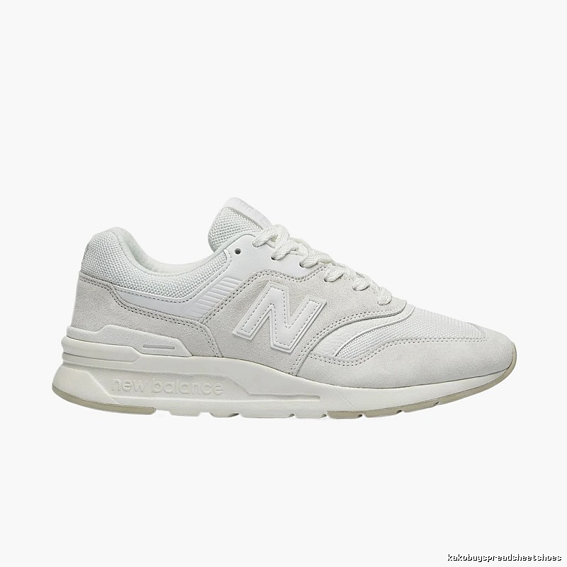 Retro-style white shoes of New Balance