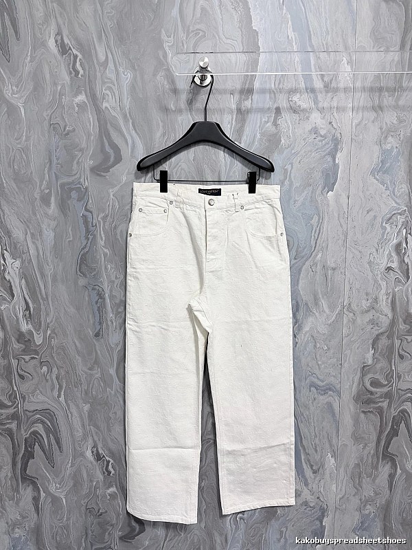 Straight Jeans with clean five-pocket look and relaxed leg - Travel