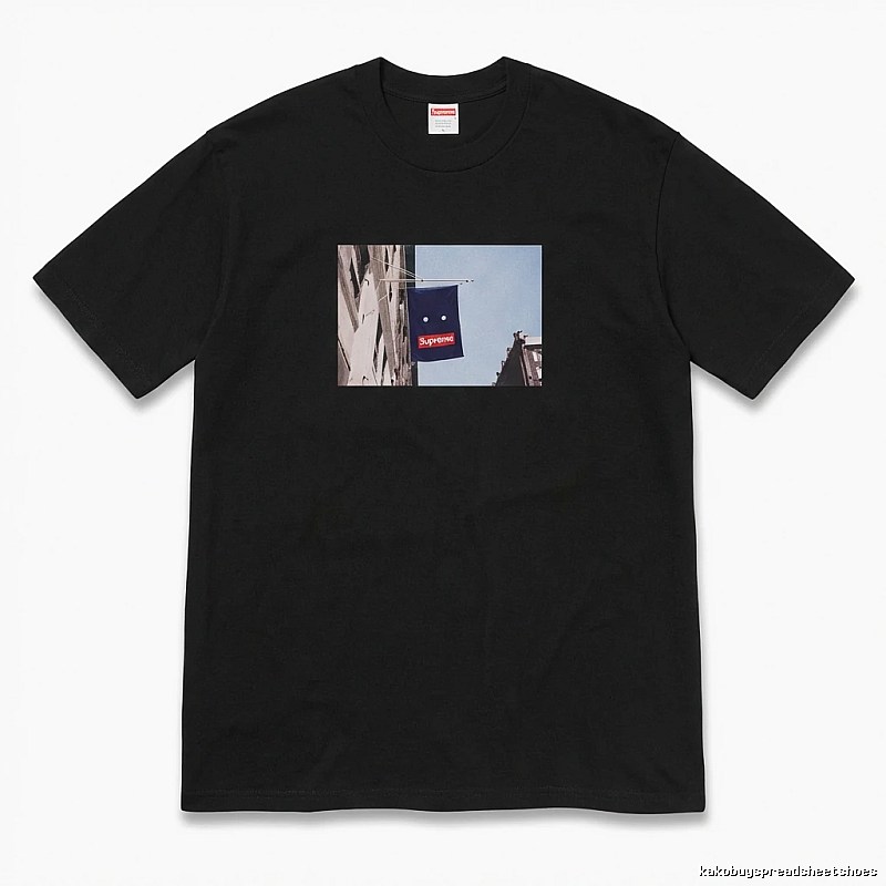 Supreme street scene style black T-shirt